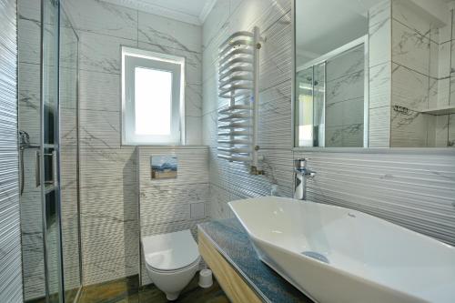 下乌斯奇基olszanka的带浴缸、卫生间和盥洗盆的浴室