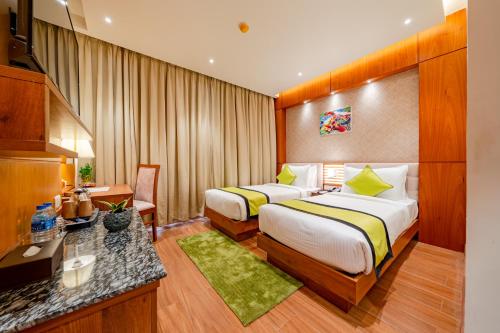 ĀsansolPayel Inn的酒店客房配有两张床和一张书桌