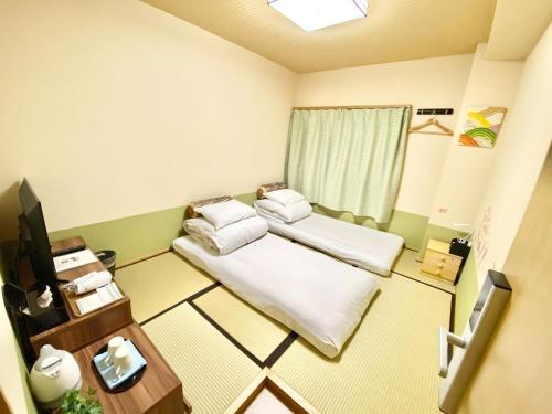 德岛Reinahill - Vacation STAY 67181v的小房间设有两张床和电视