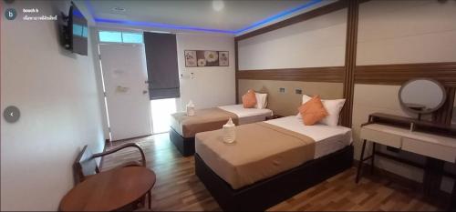 农布ViphuananResort的酒店客房,设有两张床和镜子