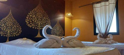 农布ViphuananResort的两床用毛巾制成的三天鹅
