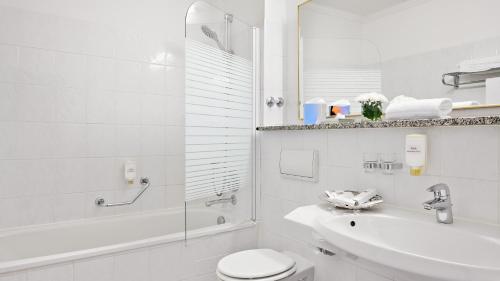 德累斯顿德累斯顿拜耳斯彻酒店的白色的浴室设有卫生间和水槽。