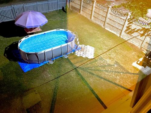 谢赫维蒂利Mai Shekvetili的游泳池顶部景,带遮阳伞