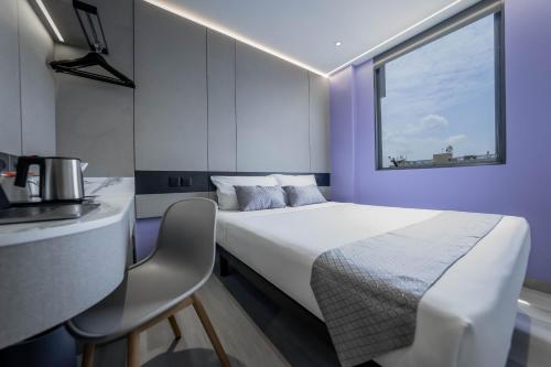 新加坡Hotel 81 Palace - NEWLY RENOVATED的一间小卧室,配有白色的床和窗户