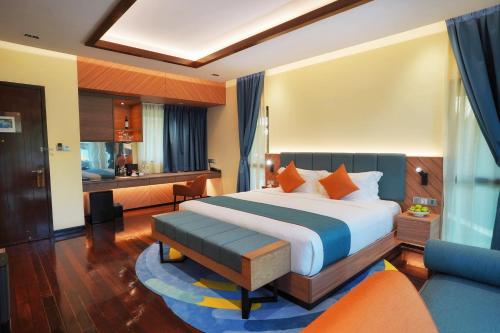 加亚岛加亚娜海滨度假酒店的一间卧室配有一张大床和一张沙发