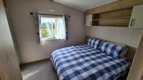 洛西茅斯Madaisy的一间小卧室,配有床和窗户