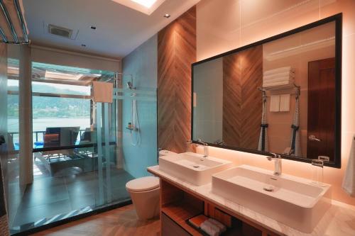 加亚岛加亚娜海滨度假酒店的一间带两个盥洗盆和大镜子的浴室