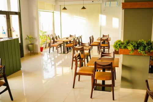 卡拉奇Destination Beach Hotel by Dreamworld的用餐室配有木桌和椅子