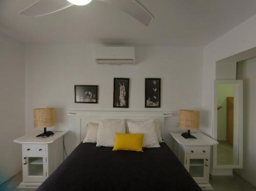 巴伦西纳德拉孔塞普西翁Casa turquesa的一间卧室配有一张黄色枕头的床