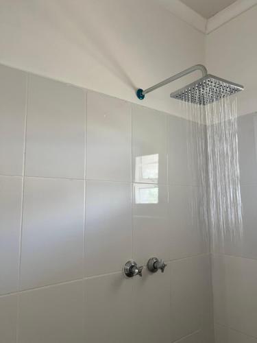 Nkhata BayNdau Lodge的浴室内配有淋浴和头顶淋浴