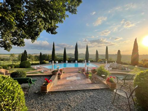 特雷宽达Agriturismo Pometti - Villa Boscarello的花园内的游泳池