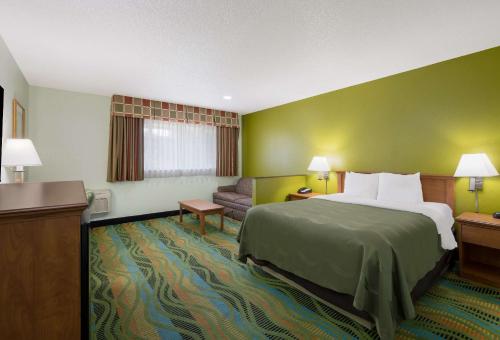 梅德福梅德福机场品质套房酒店的酒店客房,配有床和沙发
