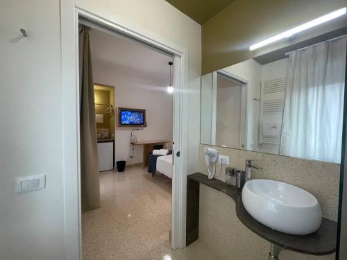 巴勒莫Ciccio Rooms and breakfast的一间带水槽和大镜子的浴室