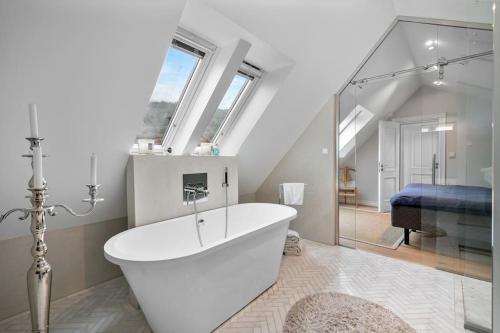卑尔根Beautiful townhouse super Central in Bergen - 4 bedrooms 8 guests的带窗户的浴室内的白色浴缸