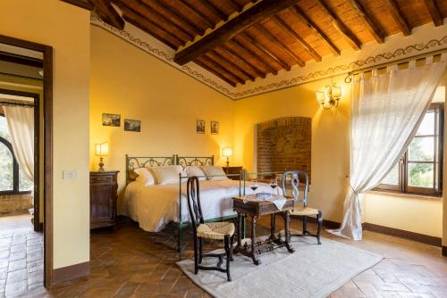 特雷宽达Agriturismo Pometti - Villa Boscarello的卧室配有一张床和一张桌子及椅子