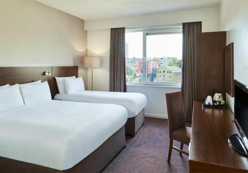 布雷得佛Leonardo Hotel Bradford - formerly Jurys Inn的酒店客房设有两张床和窗户。