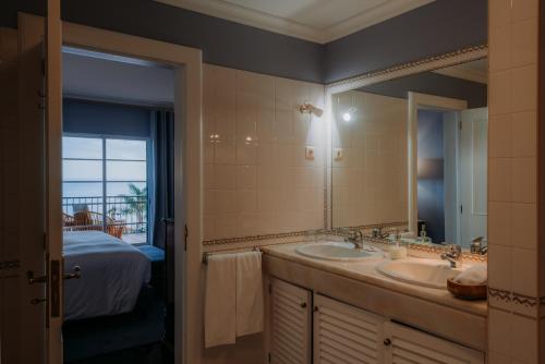 丰沙尔Quinta São Gonçalo的一间带两个盥洗盆和大镜子的浴室