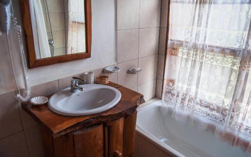 拉安戈斯图拉镇Cabañas Lelikelen的浴室配有盥洗盆和浴缸。