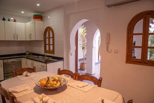 舍夫沙万Lalla Ghayta的厨房配有一张桌子,上面放着一碗水果