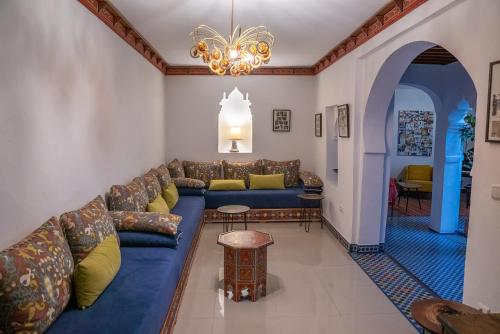 舍夫沙万Lalla Ghayta的客厅配有沙发和桌子