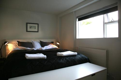 GarðabærSpacious & refurbished 1 bedroom apartment in suburban Reykjavik的一间卧室配有一张床,上面有两条毛巾
