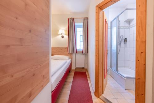慕尼黑艾德酒店的小房间设有一张床和一间浴室