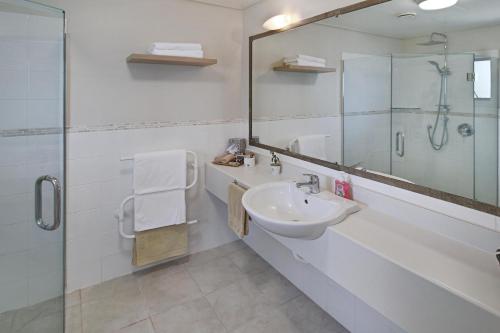旺阿帕劳阿方格帕罗阿旅馆的一间带水槽、淋浴和镜子的浴室