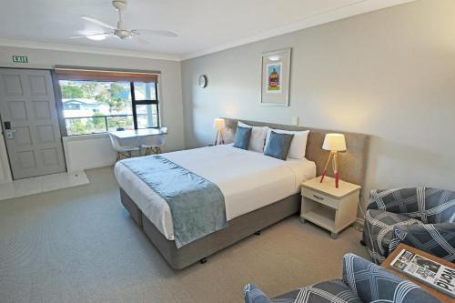 旺阿帕劳阿方格帕罗阿旅馆的一间卧室配有一张床、一张桌子和一把椅子