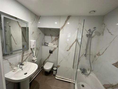巴黎Hotel Riviera Renovated的带淋浴、盥洗盆和卫生间的浴室