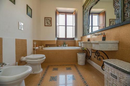 乌尔比诺Suite con Bagno in villa esclusiva - Urbino的带浴缸、卫生间和盥洗盆的浴室