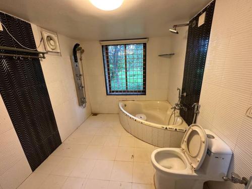 艾哈迈达巴德Farm stay in Ahmedabad的一间带卫生间和浴缸的浴室