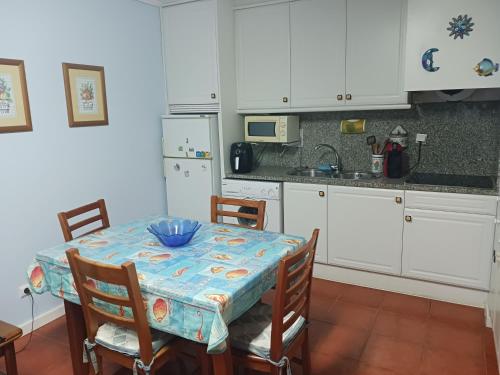 波尔蒂芒Varandas da Rocha的厨房配有一张桌子,上面放着蓝色碗