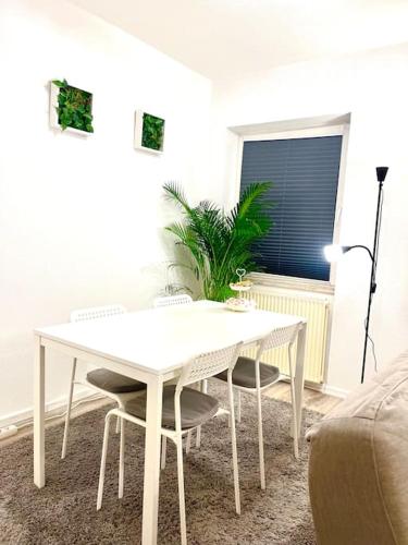 甘德尔克塞Traum Fewo in idyllischer Lage的客厅配有白色的桌椅