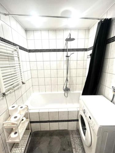 甘德尔克塞Traum Fewo in idyllischer Lage的带浴缸和洗衣机的浴室。