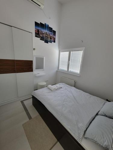 GrkavešćakResidence Horvat的白色卧室设有一张大床和两个窗户