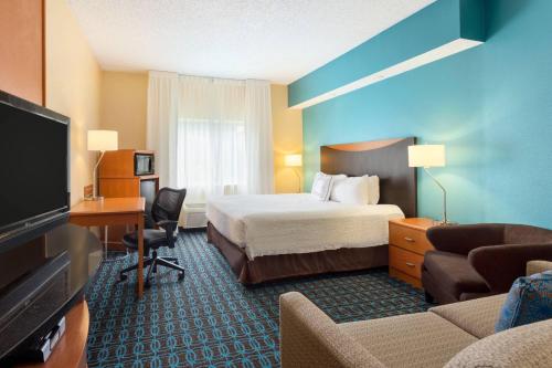 诺曼万豪诺曼费尔菲尔德套房酒店的配有一张床和一台平面电视的酒店客房