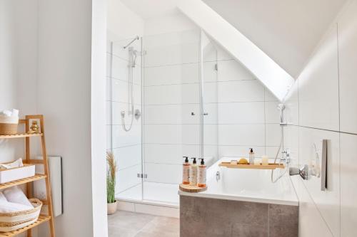 施韦青根Schlossberg Residences - XXL-Design-Apartment mit Schlossblick für bis zu 10 Personen的带淋浴和盥洗盆的浴室
