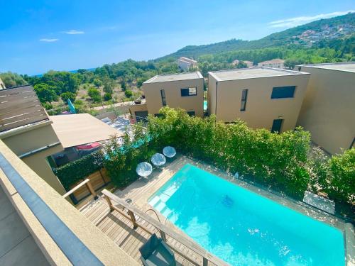 孔卡Villa Favone 4 chambres piscine privée的享有大楼游泳池的顶部景致