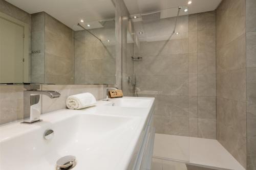 马拉加Modern holiday apartment with incredible sea views in La Cala de Mijas的浴室配有白色水槽和淋浴。