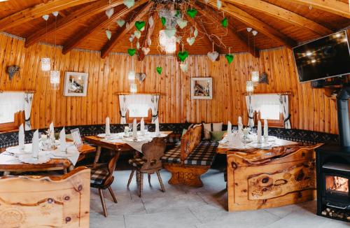Lieserhofen珀若尔旅馆的用餐室设有木墙和桌椅