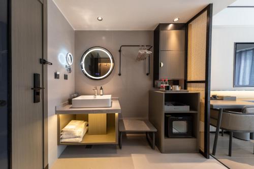 成都龚禧里·玺阁酒店(成都宽窄巷子琴台路店)的一间带水槽和镜子的浴室