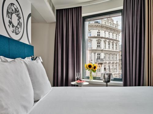 华沙假日酒店 - 华沙​​市中心的酒店客房设有床和窗户。