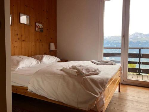 ChalaisChalet avec vue imprenable et au calme的一间卧室配有一张大床和毛巾