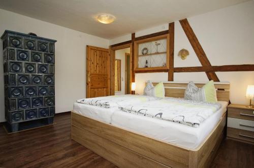格罗斯齐克Westphal`s Ferienwohnung的一间卧室,卧室内配有一张大床