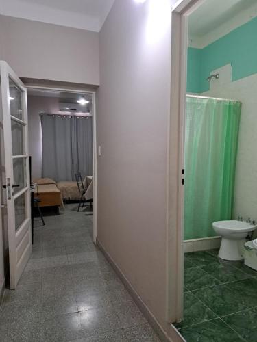 圣胡安Terra的一间带卫生间和绿色墙壁的浴室