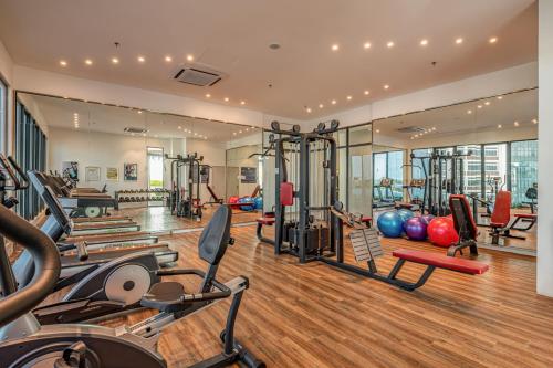 哥打巴鲁One Bedroom Troika Residence Suite 22-10的健身房,拥有多种不同的运动器材