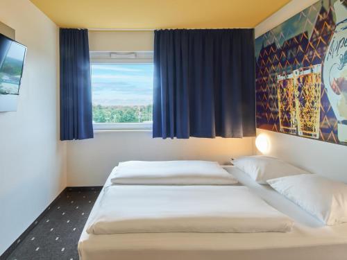 美因河畔法兰克福法兰克福北部酒店的带窗户的客房内的两张床