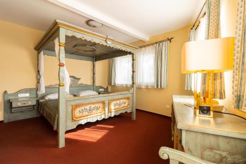 维谢格拉德Aquamarina Hotel Visegrád的一间卧室,卧室内配有一张天蓬床