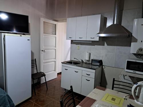 圣胡安Terra的小厨房配有白色冰箱和桌子