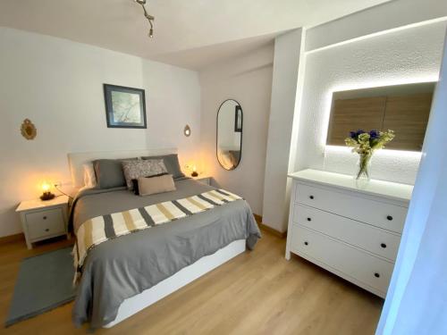 奥维多Apartamentos Oviedo centro apartastur26的一间卧室配有一张床、梳妆台和镜子